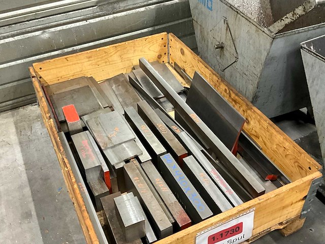 Diverse staal restanten - afbeelding 3 van  3