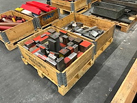 Diverse staal restanten - afbeelding 1 van  6