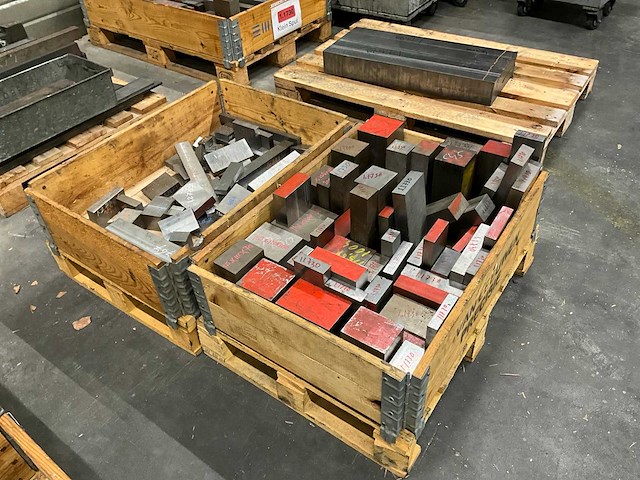 Diverse staal restanten - afbeelding 2 van  6