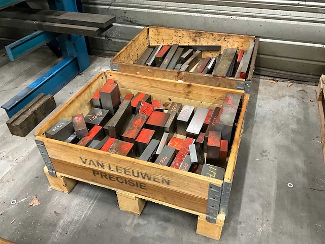 Diverse staal restanten - afbeelding 1 van  4