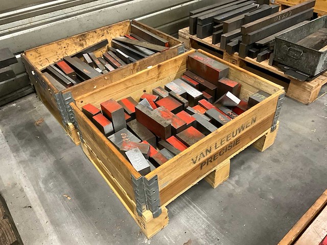 Diverse staal restanten - afbeelding 2 van  4