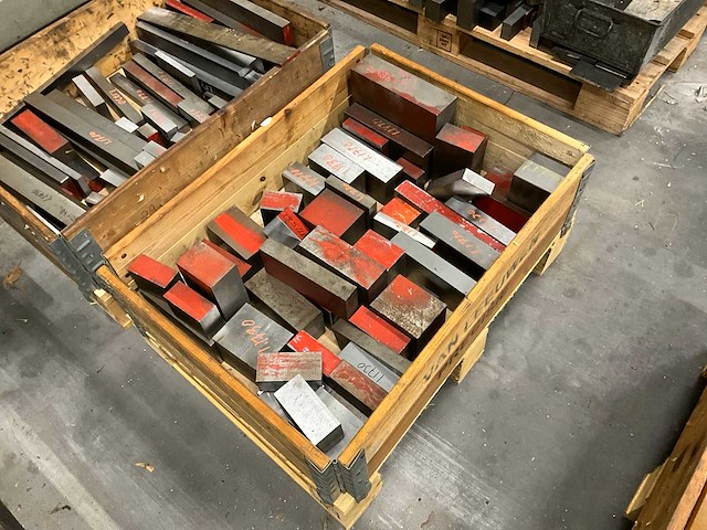 Diverse staal restanten - afbeelding 3 van  4