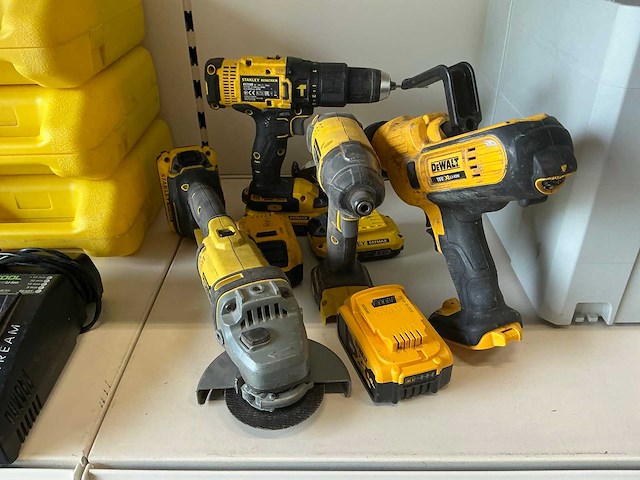 Diverse stanley fatmax / dewalt accu gereedschap & accu’s (7x) - afbeelding 1 van  5