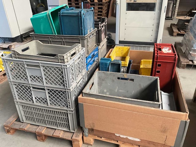 Diverse stapelbakjes en grote bakken - afbeelding 1 van  3