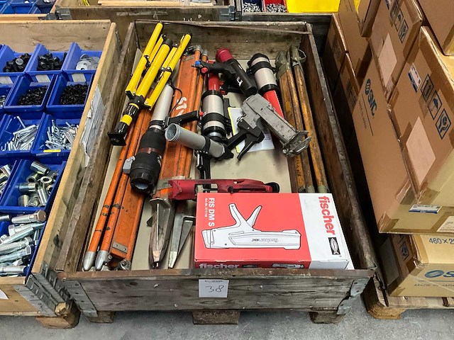 Diverse statieven en kitspuiten - afbeelding 1 van  6