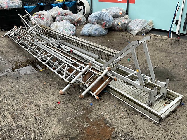 Diverse steigeronderdelen en klimmaterialen - afbeelding 1 van  4