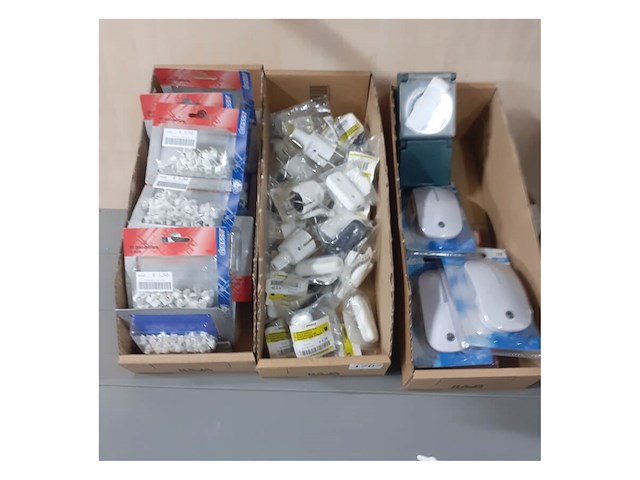 Diverse stekkers, snoer schakelaars, kabelklemmen, nachtlampjes (d1707) - afbeelding 1 van  3