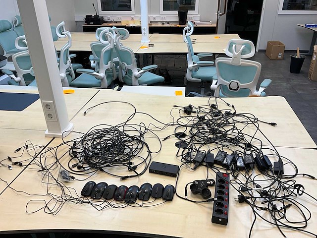Diverse stekkers, stekkerdozen en computer muizen - afbeelding 1 van  8