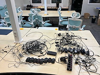 Diverse stekkers, stekkerdozen en computer muizen