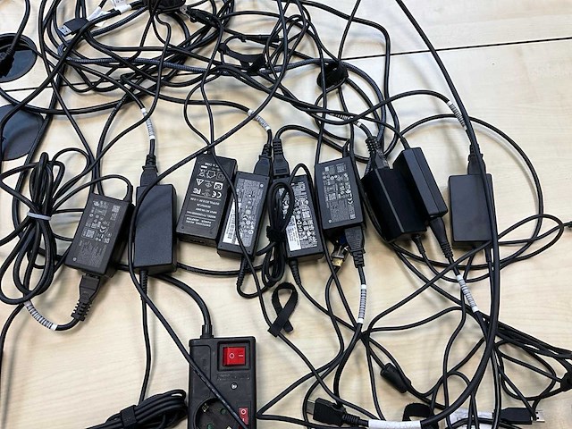 Diverse stekkers, stekkerdozen en computer muizen - afbeelding 5 van  8