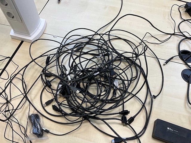 Diverse stekkers, stekkerdozen en computer muizen - afbeelding 7 van  8