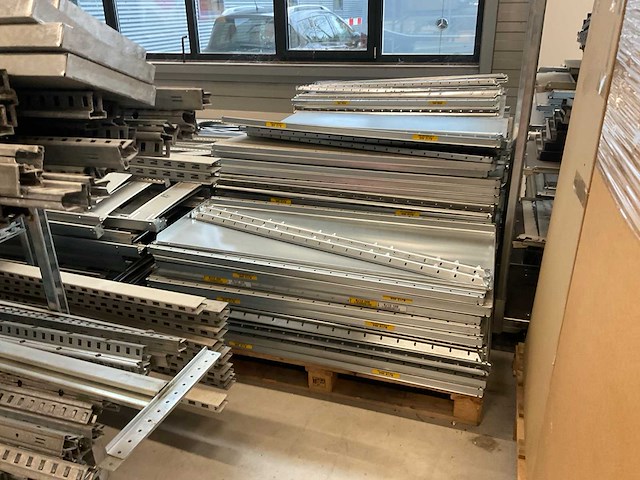 Diverse stellingen en displayblokken - afbeelding 4 van  16