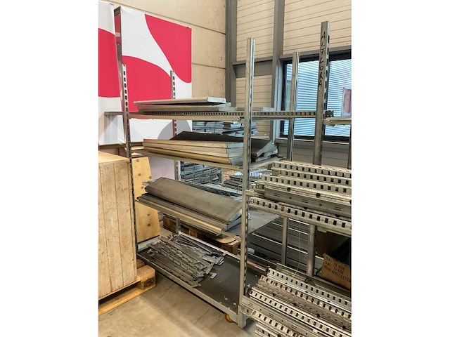 Diverse stellingen en displayblokken - afbeelding 6 van  16