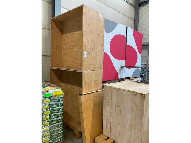 Diverse stellingen en displayblokken - afbeelding 8 van  16