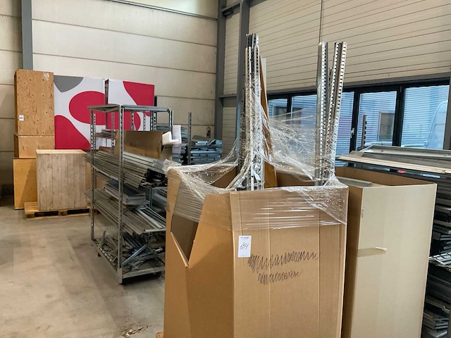 Diverse stellingen en displayblokken - afbeelding 9 van  16