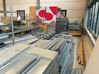 Diverse stellingen en displayblokken - afbeelding 10 van  16