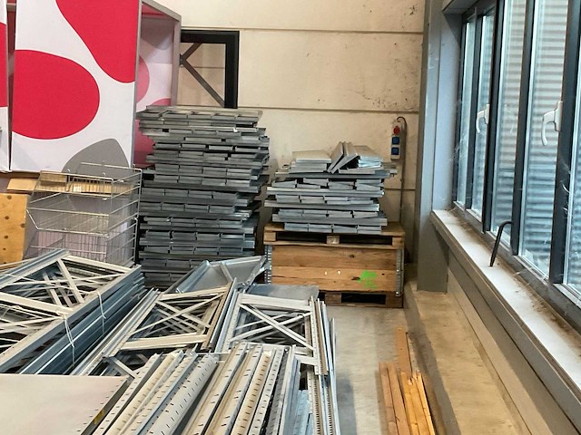 Diverse stellingen en displayblokken - afbeelding 11 van  16