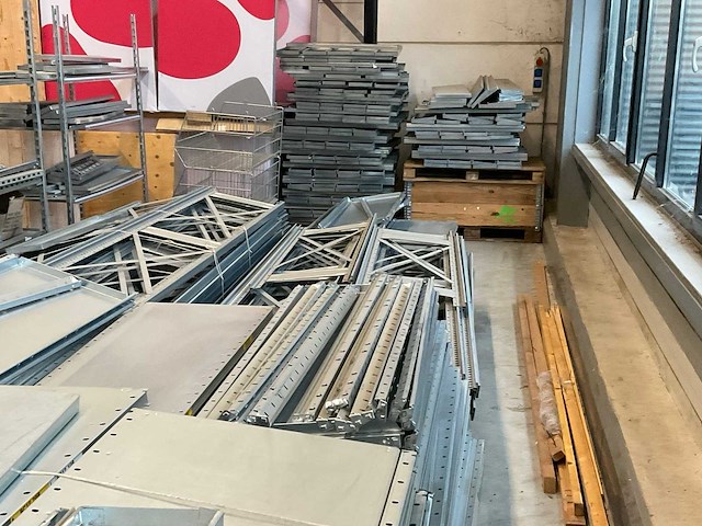 Diverse stellingen en displayblokken - afbeelding 12 van  16