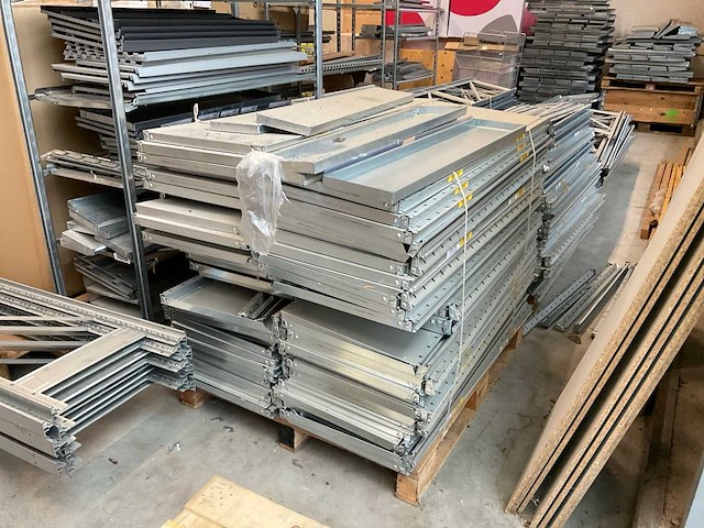 Diverse stellingen en displayblokken - afbeelding 13 van  16