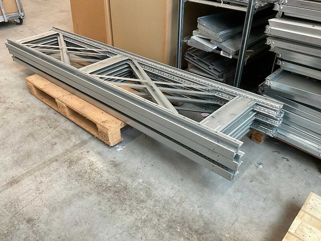 Diverse stellingen en displayblokken - afbeelding 15 van  16