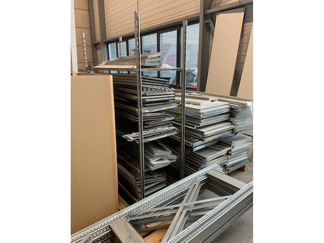 Diverse stellingen en displayblokken - afbeelding 16 van  16