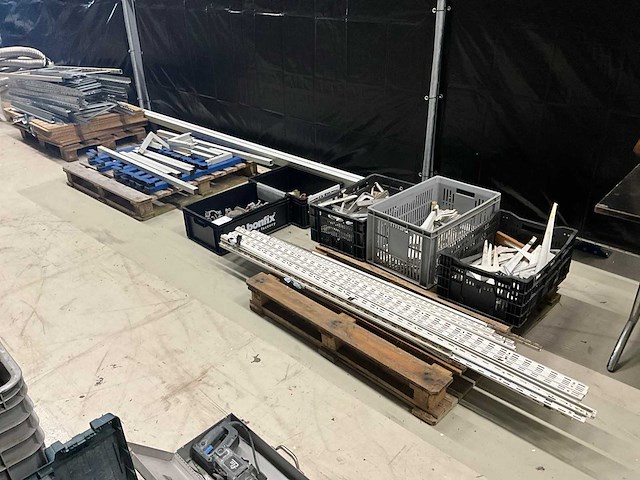 Diverse stellingen en steigermateriaal - afbeelding 1 van  4