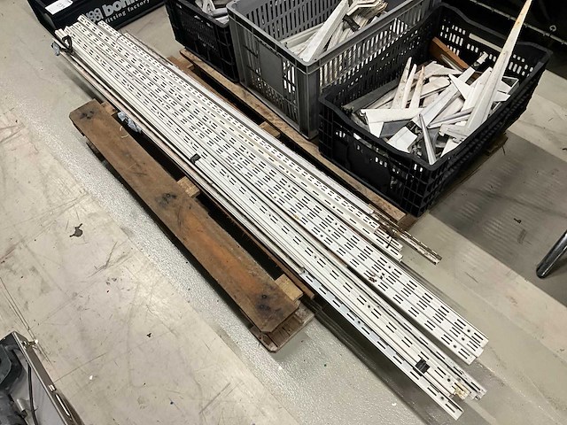 Diverse stellingen en steigermateriaal - afbeelding 2 van  4