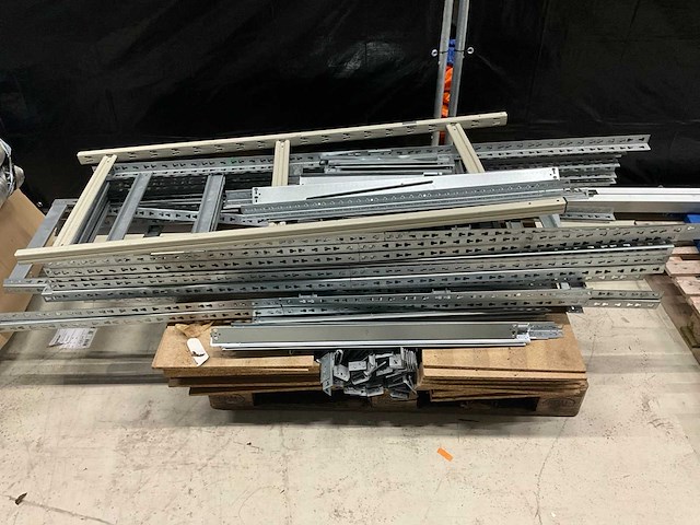 Diverse stellingen en steigermateriaal - afbeelding 4 van  4