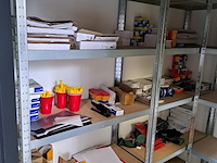 Diverse stellingen met schoolartikelen - afbeelding 1 van  10