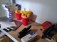 Diverse stellingen met schoolartikelen - afbeelding 7 van  10