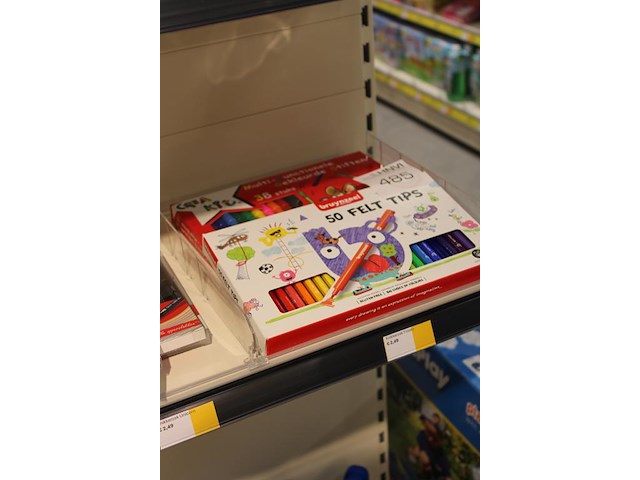 Diverse stiften in diverse kleuren en uitvoeringen in schap. - afbeelding 2 van  2
