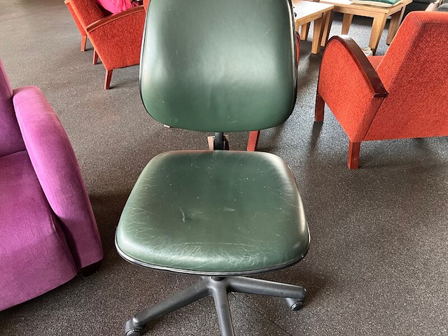 Diverse stoelen en kussens - afbeelding 2 van  12