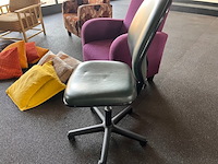 Diverse stoelen en kussens - afbeelding 3 van  12