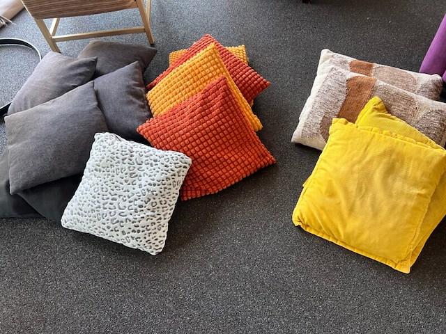 Diverse stoelen en kussens - afbeelding 4 van  12