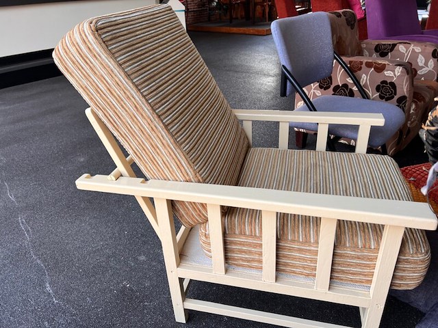 Diverse stoelen en kussens - afbeelding 8 van  12