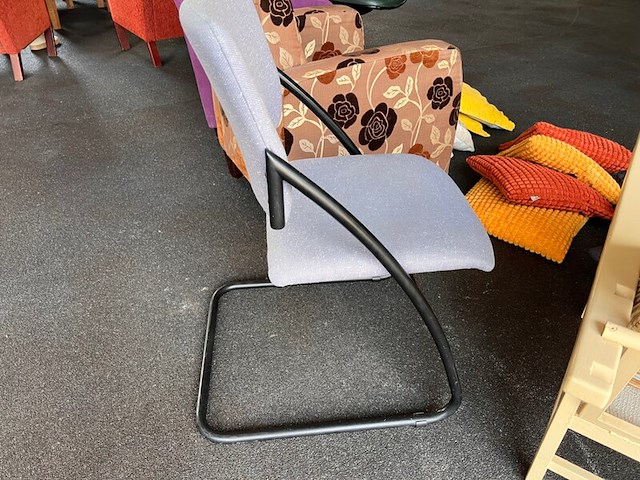 Diverse stoelen en kussens - afbeelding 9 van  12