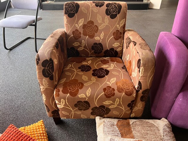 Diverse stoelen en kussens - afbeelding 10 van  12