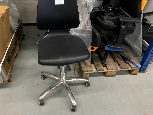 Diverse stoelen - afbeelding 2 van  3
