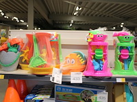 Diverse strandsetjes op schap, w.o. kikker en dino-ei, 9 stuks. - afbeelding 1 van  2
