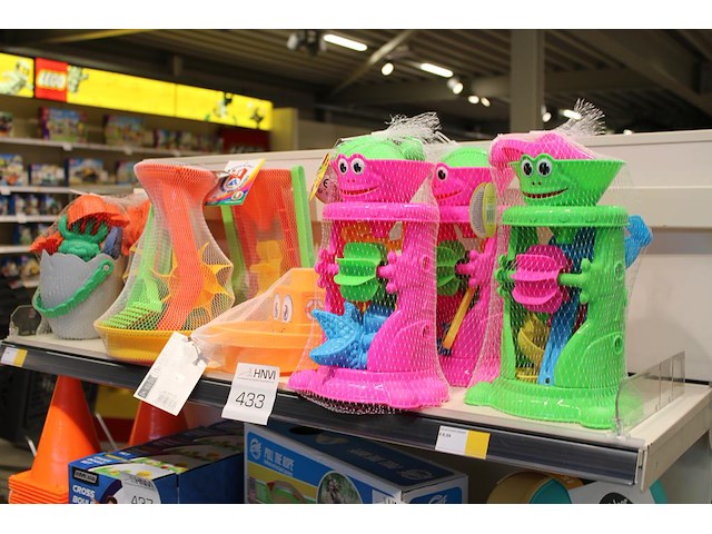 Diverse strandsetjes op schap, w.o. kikker en dino-ei, 9 stuks. - afbeelding 2 van  2