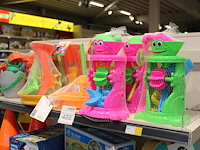 Diverse strandsetjes op schap, w.o. kikker en dino-ei, 9 stuks. - afbeelding 2 van  2