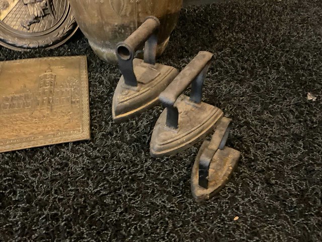 Diverse strijkijzers en koper - afbeelding 2 van  6