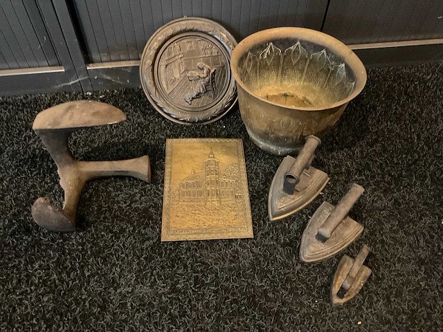 Diverse strijkijzers en koper - afbeelding 1 van  6