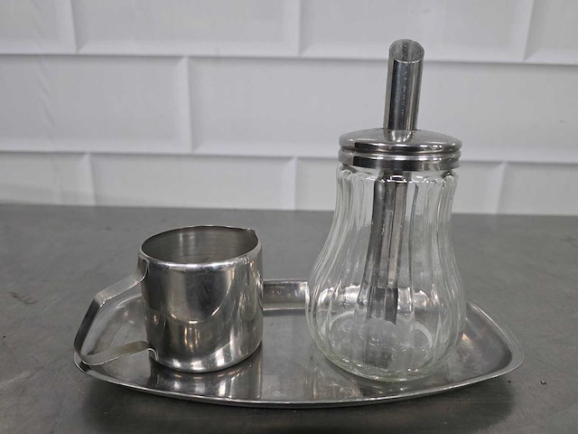 Diverse suiker- en rvs melkkannen - afbeelding 1 van  3