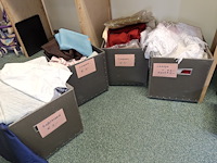 Diverse tafellakens, gordijnen, kleedjes, coupons stof, inclusief 4 bakken verrijdbaar - afbeelding 2 van  3