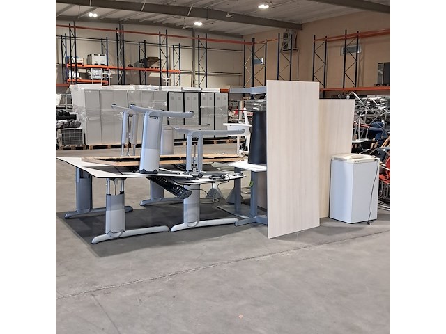 Diverse tafels en bureaus - afbeelding 1 van  9