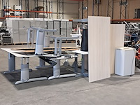 Diverse tafels en bureaus