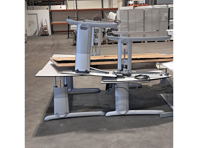 Diverse tafels en bureaus - afbeelding 2 van  9