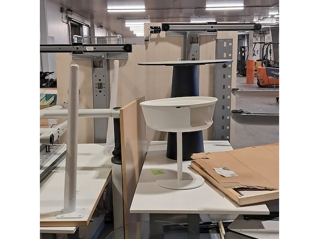 Diverse tafels en bureaus - afbeelding 7 van  9