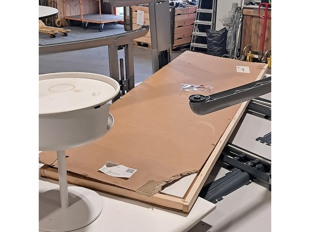 Diverse tafels en bureaus - afbeelding 8 van  9